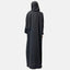 Rückansicht einer Person, gekleidet in Elaras elegante lange schwarze Abaya mit passendem Kopftuch, vor einem schlichten weißen Hintergrund.