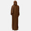Die Rückansicht zeigt eine Person in einer braunen Elara-Abaya und einem Kopftuch vor weißem Hintergrund. Dieses lange, locker sitzende Gewand mit weiten Ärmeln unterstreicht seinen eleganten Fall und seinen zeitlosen Stil.
