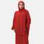 Eine Person posiert selbstbewusst in einem roten Hijab und einer eleganten Abaya von Elara, die Hände ruhen auf ihren Hüften vor einem schlichten weißen Hintergrund.