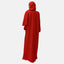Eine Person, gehüllt in ein langes rotes Elara-Gewand mit Kapuze, das an die klassische Anmut einer Abaya erinnert, steht mit abgewandtem Gesicht vor einem schlichten Hintergrund.