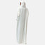 Vor einem hellen Hintergrund steht eine Person in einer langen, fließenden weißen Abaya und einem Kopftuch von Elara, die mit ihrem lockeren, elegant drapierten Stil zeitlose Eleganz und dezente Mode ausstrahlt.