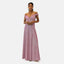 In einem schimmernden rosa Abendkleid mit tailliertem Mieder und fließendem Rock steht die Frau anmutig vor einem schlichten weißen Hintergrund. Ihr langes Haar ist ordentlich frisiert, und ihren eleganten Look komplettiert sie mit Ohrringen und spitzen Schuhen.
