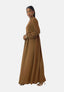 Eine Person präsentiert ein elegantes Elara Damen Abaya Maxikleid in Braun mit weiten Ärmeln. Sie steht vor einem weißen Hintergrund, hat langes dunkles Haar zurückgekämmt und gibt den Blick auf Creolen frei. Dazu trägt sie weiße Sandalen mit Absatz und versprüht damit orientalisches Flair.