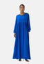 Eine Person präsentiert ein Elara Damen Abaya Maxikleid mit einem langen, fließenden blauen Design und orientalischem Flair. Sie steht vor einem schlichten weißen Hintergrund und trägt Creolen und High Heels, die den Polyesterstoff perfekt ergänzen. Ihre kurzen Haare verleihen dem Ganzen einen stilvollen Touch.