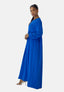 Eine Frau präsentiert ein blaues, langärmeliges Elara Damen Abaya Maxikleid aus weichem Polyesterstoff mit taillierter Taille. Sie trägt dazu weiße Sandalen mit Absatz und hat ihre Haare vor einem schlichten weißen Hintergrund nach hinten frisiert.