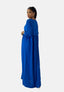 Eine elegante Frau posiert vor einem weißen Hintergrund. Sie trägt ein Elara Damen Abaya Maxikleid aus weichem Polyester. Ihr Haar ist ordentlich zurückgebunden, und ihr Blick über die Schulter unterstreicht den lockeren Schnitt und das orientalische Flair des Kleides.