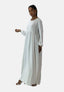 Eine Person in einem Elara Damen Abaya Maxikleid mit langen Ärmeln steht vor einem schlichten Hintergrund. Das elegante Kleid aus Polyesterstoff harmoniert perfekt mit weißen Pumps und Goldschmuck. Die Person blickt selbstbewusst nach vorne, eine Hand in orientalischer Raffinesse erhoben.