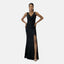 Eine Person präsentiert ein elegantes Abendkleid aus weichem Polyester. Das ärmellose schwarze Abendkleid hat einen tiefen V-Ausschnitt und einen hohen Schlitz an einer Seite. Die Person steht mit den Händen in den Hüften und trägt Riemchensandalen mit hohen Absätzen vor einem schlichten weißen Hintergrund.