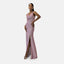Eine Person in einem schimmernden rosa Abendkleid steht vor einem schlichten weißen Hintergrund. Das Kleid hat einen tiefen Ausschnitt und einen hohen Schlitz, ergänzt durch große Creolen und silberne High Heels, mit einer Hand auf der Taille.