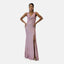 Eine Person posiert selbstbewusst in einem ärmellosen, pink schimmernden Abendkleid aus weichem Polyester mit Knotendetail an der Taille und hohem Schlitz an einer Seite. Sie trägt hochhackige Sandalen und hat die Hände in die Hüften gestemmt.