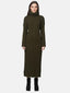 Eine Person steht vor einem schlichten weißen Hintergrund und trägt ein langes, geripptes, olivgrünes Rollkragen-Strickkleid. Dieses figurbetonte, knöchellange Pulloverkleid aus der Herbst- und Wintergarderobe wird mit schwarzen Stiefeln kombiniert, während die Arme entspannt an den Seiten ruhen.