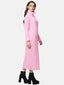 Eine Person mit langen Haaren trägt ein rosa Strickkleid und schwarze Plateaustiefeletten und verkörpert damit den perfekten Herbst- und Wintergarderobe-Stil. Sie posiert seitlich stehend und blickt vor einem schlichten weißen Hintergrund in die Kamera.
