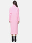 Rückansicht einer Person, die ein langes rosa Strickkleid mit geripptem Rollkragen und schwarzen Stiefeletten trägt. Die Person hat langes braunes Haar und steht vor einem schlichten weißen Hintergrund, der perfekt die Essenz einer eleganten Herbst- und Wintergarderobe einfängt.