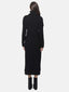 Eine Person mit langen Haaren steht abgewandt und trägt ein wadenlanges, schwarzes Rollkragen-Strickkleid mit Absatzstiefeln. Dieser schicke Look eignet sich perfekt für die Herbst- und Wintergarderobe vor einem schlichten weißen Hintergrund.