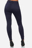 Vor einem schlichten weißen Hintergrund ist eine Person von hinten zu sehen, die hoch taillierte dunkelblaue Röhrenjeans von Elara und schwarze High Heels trägt.