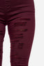 Nahaufnahme der kastanienbraunen Hose Elara mit mehreren horizontalen Rissen und Used-Look-Details an der Vorderseite der Oberschenkel.