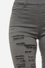 Nahaufnahme einer Person, die hoch taillierte graue Elara-Jeans mit mehreren horizontalen Rissen und Used-Details am oberen Oberschenkel und Knie trägt.
