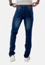 Eine Person in einem weißen Elara-Shirt, Bluejeans und weißen Turnschuhen steht mit dem Rücken zur Kamera und hält ihre Jeans an den Taschen.