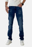Ein Mann präsentiert vor einem schlichten weißen Hintergrund ein weißes Langarmshirt von Elara, dunkelblaue, leicht verwaschene Jeans, eine schwarze Uhr und weiße Turnschuhe. Sein Gesicht ist nicht zu sehen.