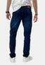 Eine Person, die ein weißes T-Shirt von Elara, dunkelblaue Jeans und weiße Turnschuhe trägt, ist von hinten vor einem schlichten weißen Hintergrund zu sehen.