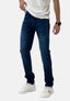 Eine Person, deren Kopf nicht sichtbar ist, steht vor einem schlichten hellen Hintergrund und trägt ein weißes T-Shirt von Elara, dunkelblaue Waschlook-Jeans von Elara mit moderner Passform und weiße Turnschuhe.