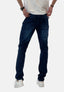 Eine Person, die ein weißes T-Shirt von Elara, dunkelblaue Jeans in bequemer Passform und weiße Turnschuhe trägt, steht mit dem Rücken zur Kamera, eine Hand auf der Hüfte, vor einem schlichten weißen Hintergrund.