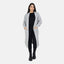Eine Frau blickt nach vorne vor einem weißen Hintergrund und trägt einen Elara Oversize Cardigan in Hellgrau über einem schwarzen Oberteil und einer Hose mit schwarzen Schnürstiefeln für maximalen Komfort und lässigeren Look.