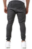Eine Person ist von hinten zu sehen. Sie trägt die dunkelgraue Jogginghose „Elara“ mit flexibler Passform und weißen Sneakers. Die Jogginghose hat eine praktische Gesäßtasche – ideal fürs Fitnessstudio – und elastische Beinabschlüsse.