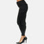 Eine Frau präsentiert Elara Slim Fit Cargo-Hosen mit Seitentaschen und schwarzen High Heels und vereint Stil und Komfort in einem eleganten Seitenprofil vor einem schlichten weißen Hintergrund.