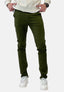 Mit der olivgrünen Slim Fit Chino-Hose von Elara, einem cremefarbenen Sweatshirt, einer Armbanduhr und weißen Sneakers bietet dieser Allrounder-Look vor einem schlichten weißen Hintergrund optimalen Komfort und Stil für jeden Anlass.