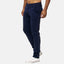 Ein Mann, von den Schultern abwärts sichtbar, trägt die Elara Slim Fit Chino-Hose in Marineblau mit weißen Sneakers auf schlichtem hellem Untergrund. Der Allrounder bietet optimalen Tragekomfort.